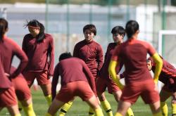 包含中国女足队员备战国际足球赛事，意气风发的词条